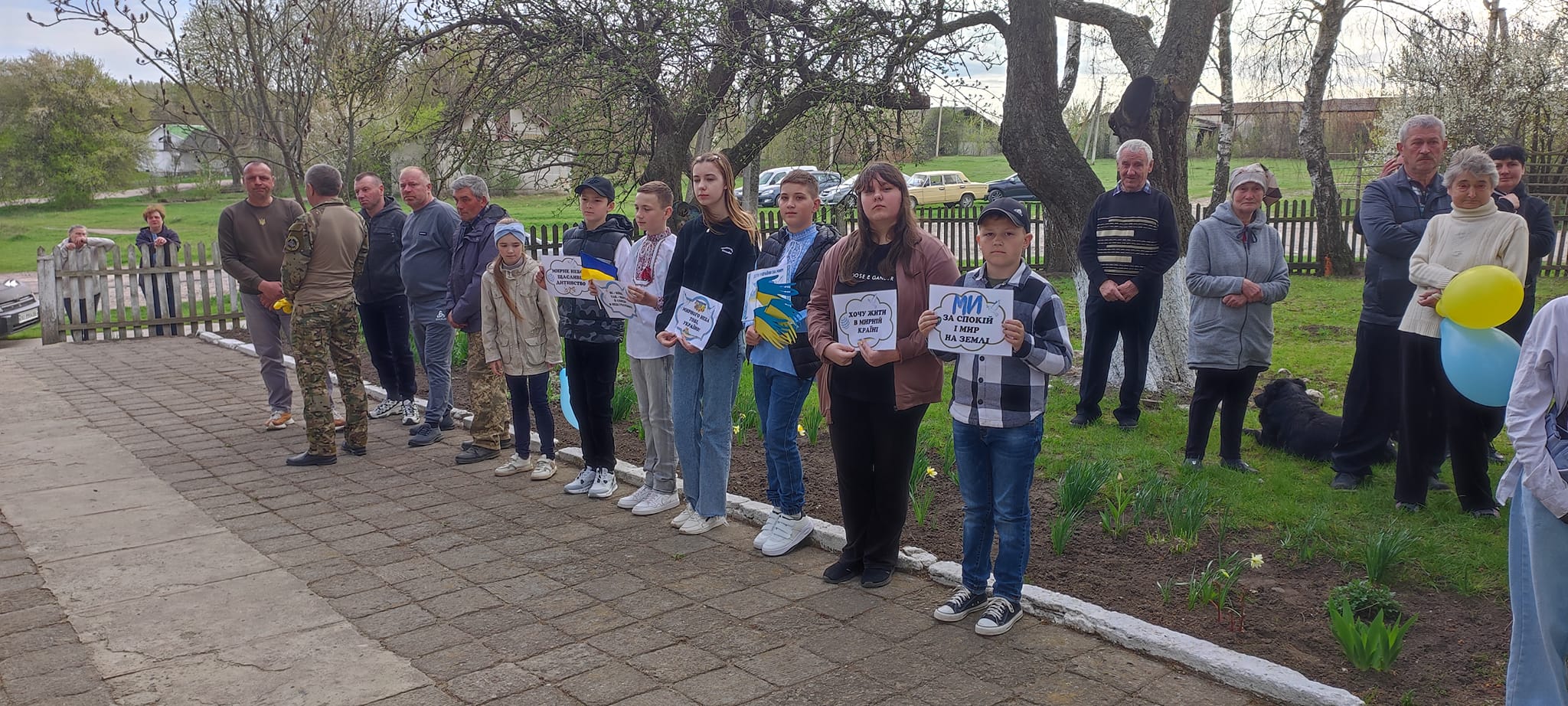 Новини Тернополя - фото з Повернувся у рідне село напередодні Великодня: Тернопільщина вітає вдома Героя з полону Дмитра Рижулю На зображенні може бути: 16 людей, трава та текст