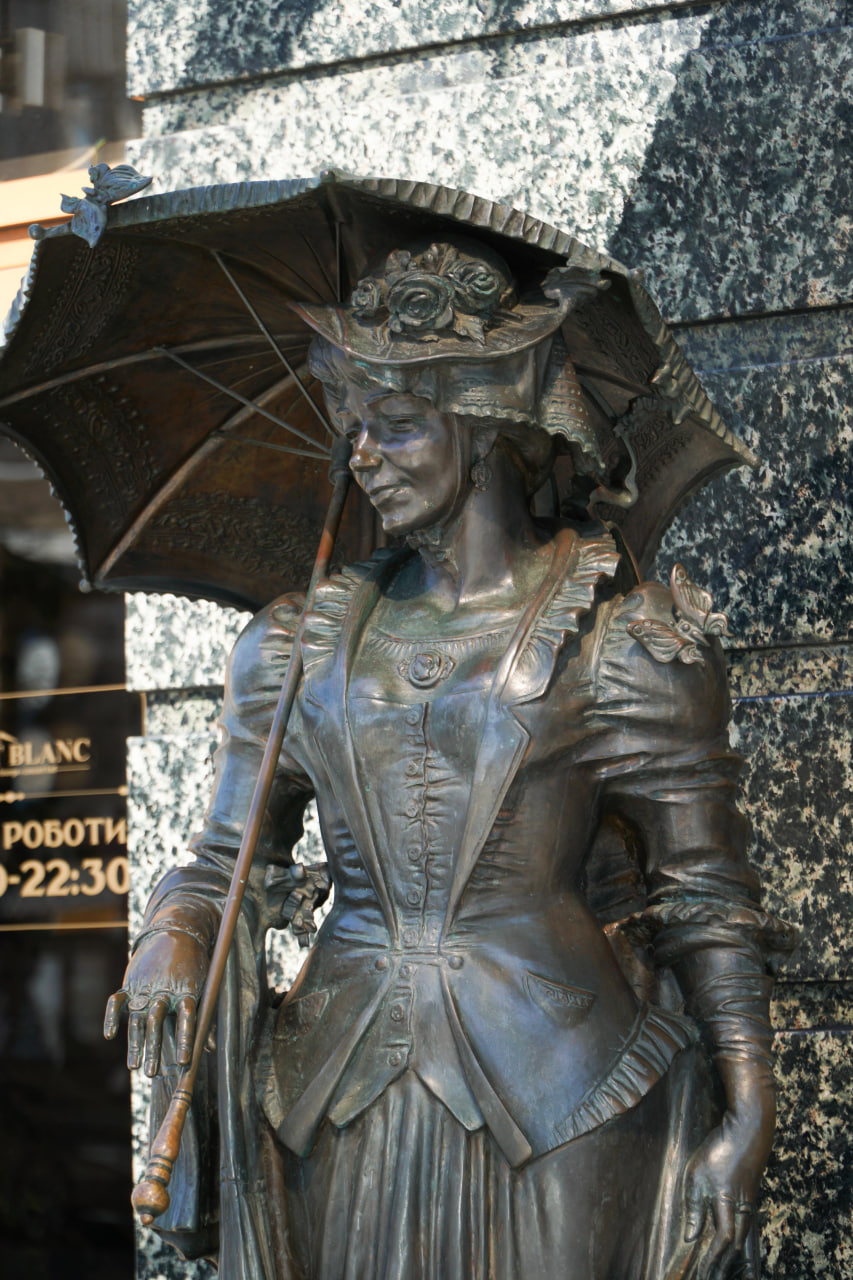 Новини Вінниці - фото з Жінка з парасолькою: історія скульптури біля готелю «Франція»