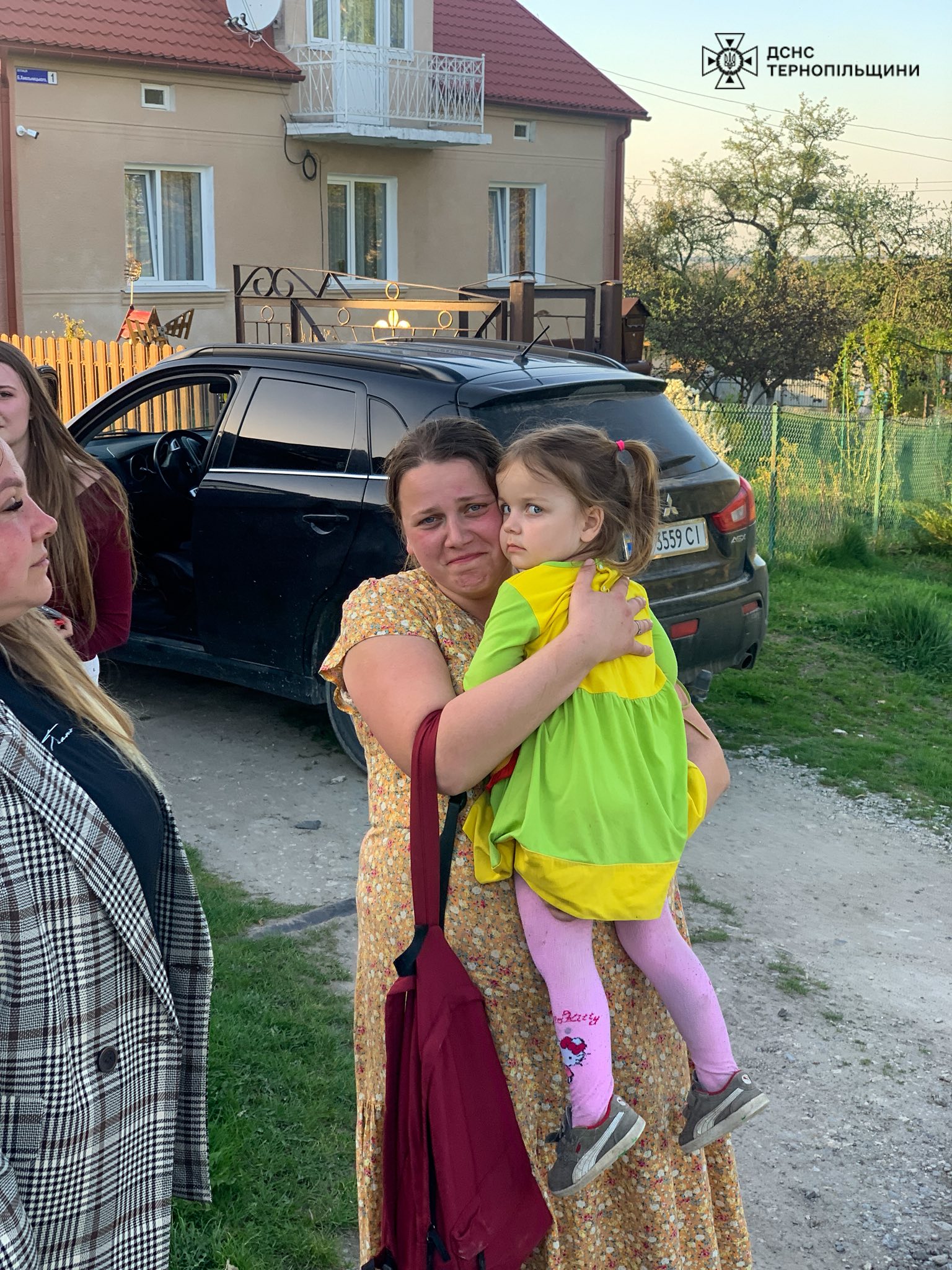 Новини Тернополя - фото з Трирічна дівчинка сама пройшла десять кілометрів лісу: додому повертали рятувальники На зображенні може бути: 3 людини та дитина