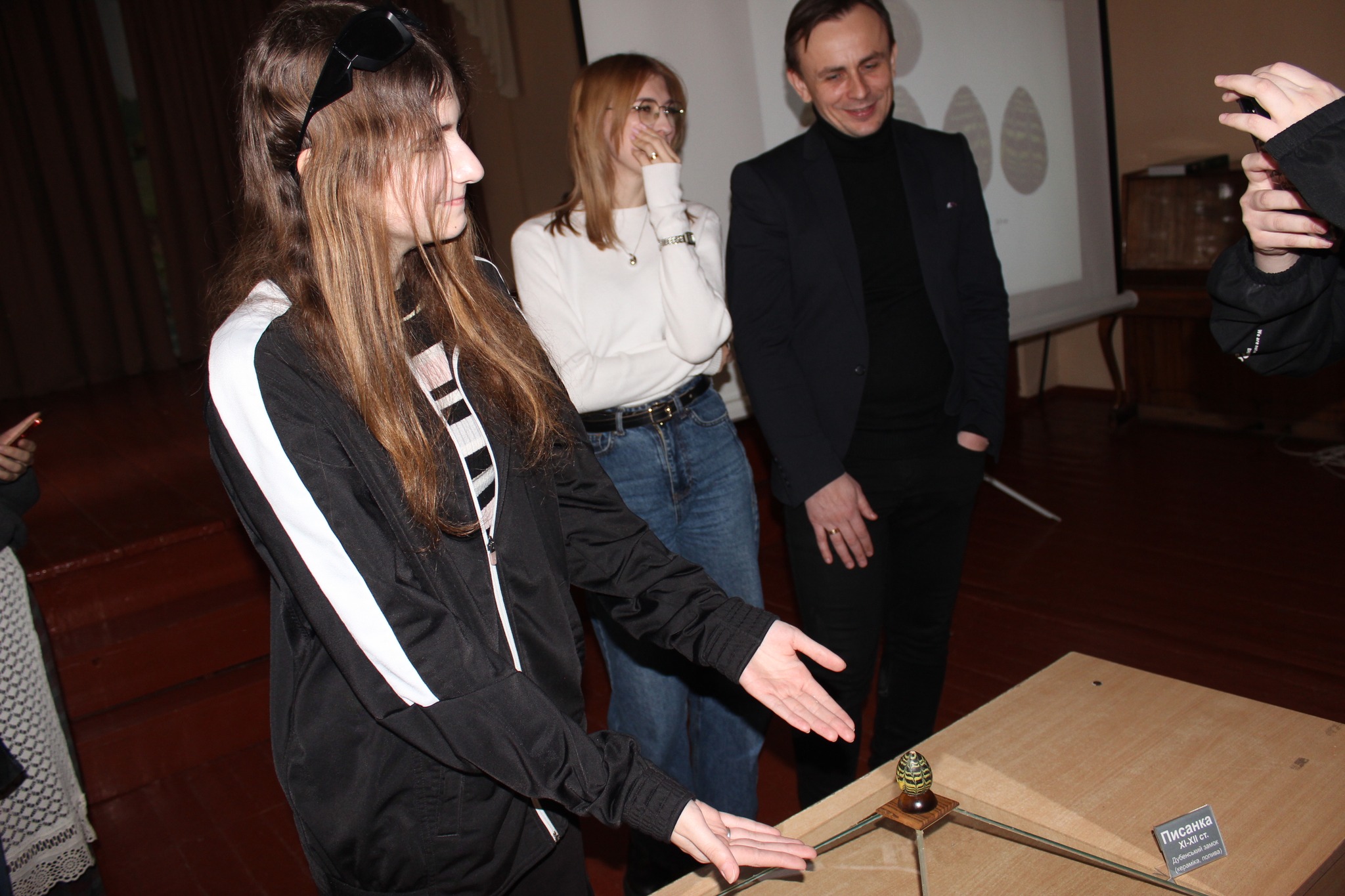 Новини Тернополя - фото з Княжу писанку, якій понад 900 років можна побачити у Кременці На зображенні може бути: 3 людини