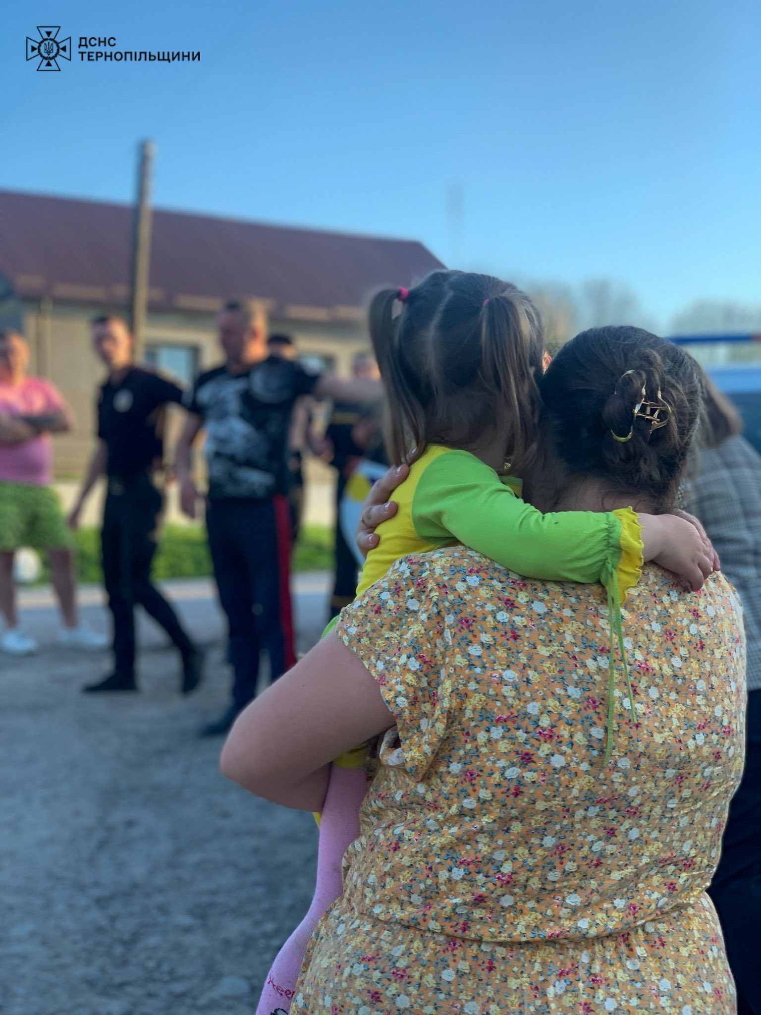 Новини Тернополя - фото з Трирічна дівчинка сама пройшла десять кілометрів лісу: додому повертали рятувальники На зображенні може бути: 4 людини та дитина