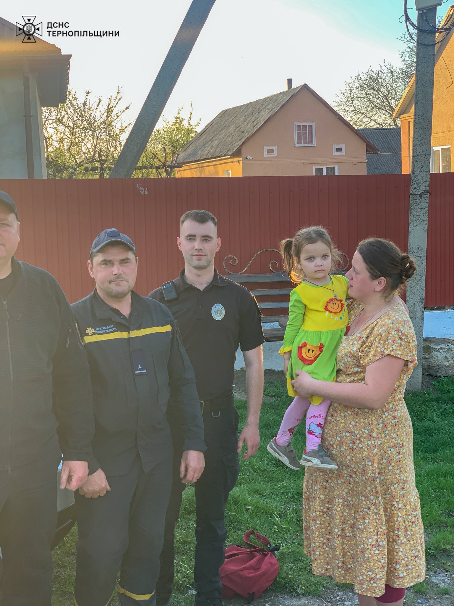 Новини Тернополя - фото з Трирічна дівчинка сама пройшла десять кілометрів лісу: додому повертали рятувальники На зображенні може бути: 4 людини