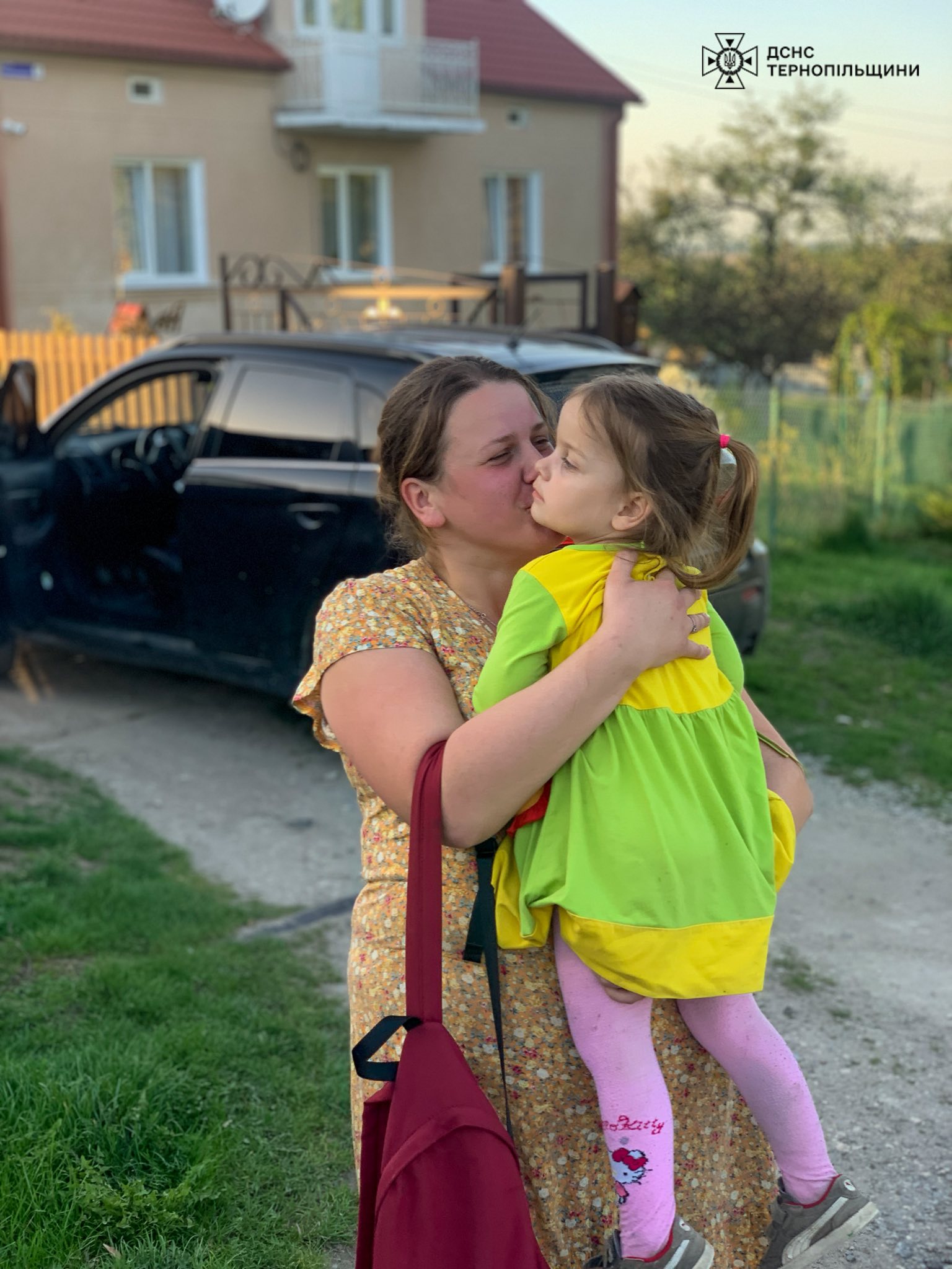 Новини Тернополя - фото з Трирічна дівчинка сама пройшла десять кілометрів лісу: додому повертали рятувальники На зображенні може бути: 2 людини та дитина