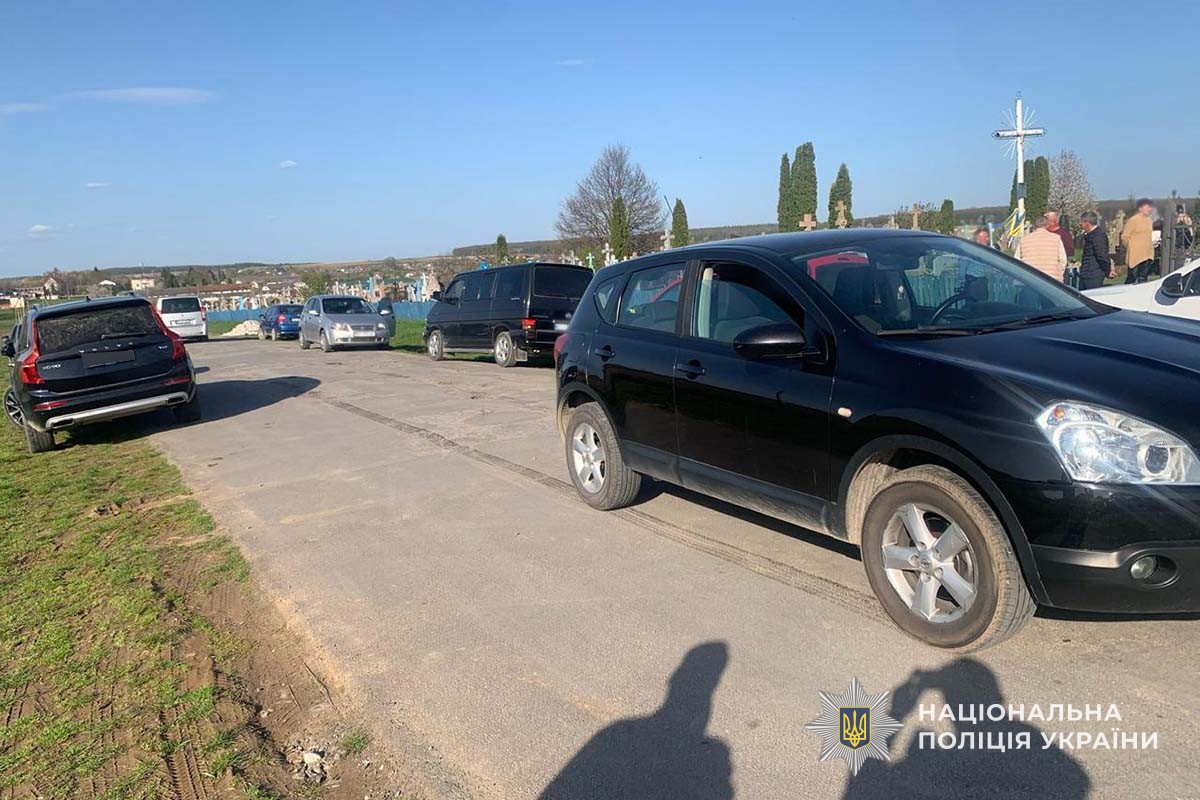 двоє людей загинуло, а дев'ятеро отримали тілесні ушкодження: поліцейські встановлюють причини п'яти автопригод