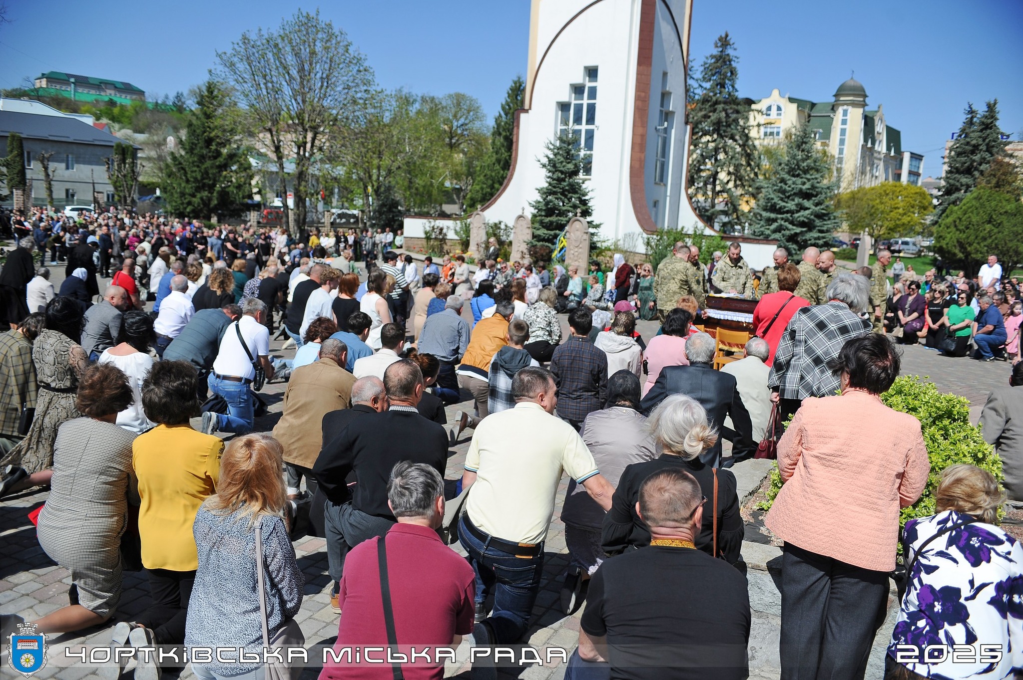 Новини Тернополя - фото з Чортків зустрів Героя Ігоря Островського, який востаннє повернувся додому На зображенні може бути: 1 особа, натовп та текст