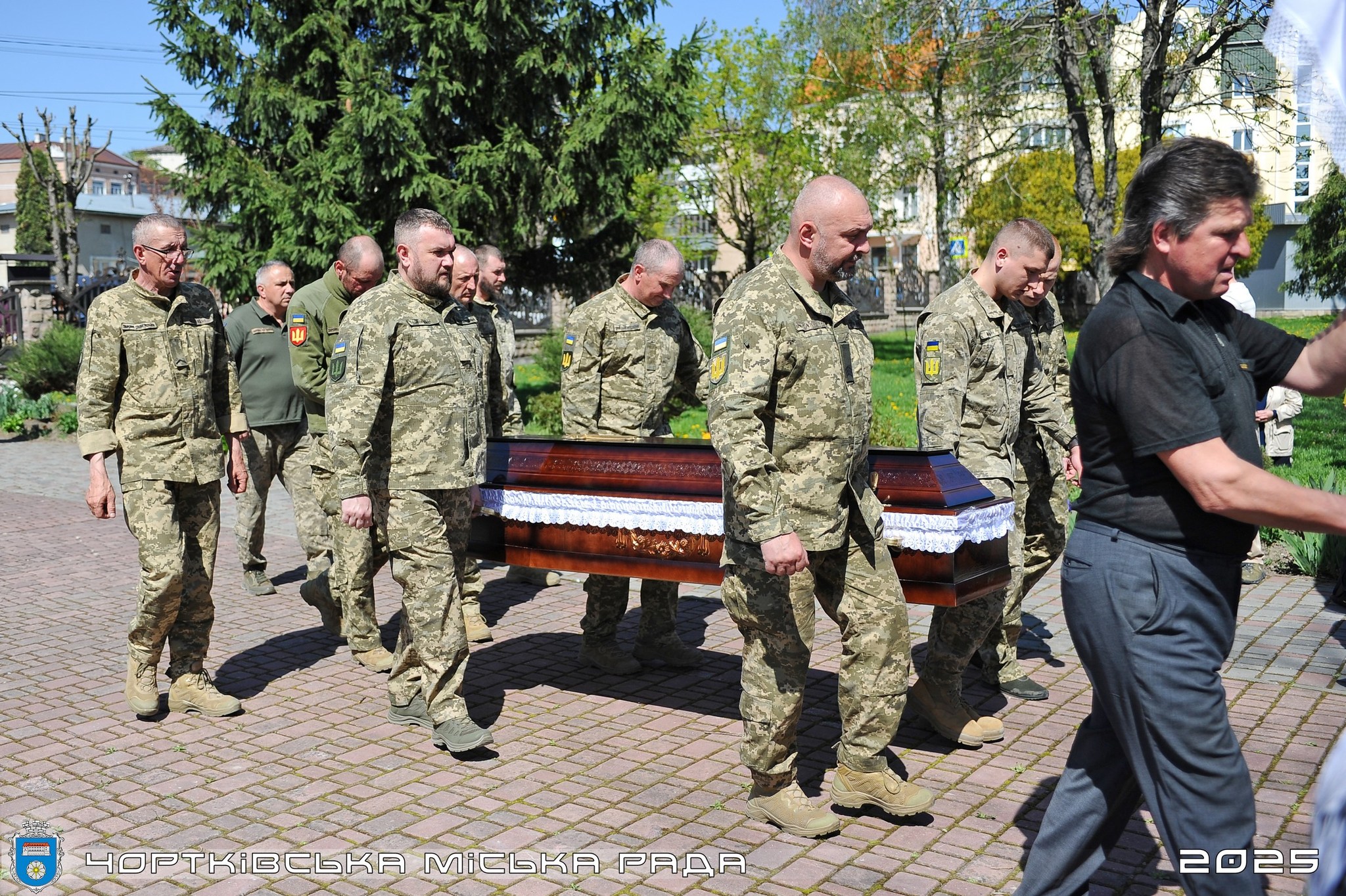Новини Тернополя - фото з Чортків зустрів Героя Ігоря Островського, який востаннє повернувся додому На зображенні може бути: 8 людей та текст