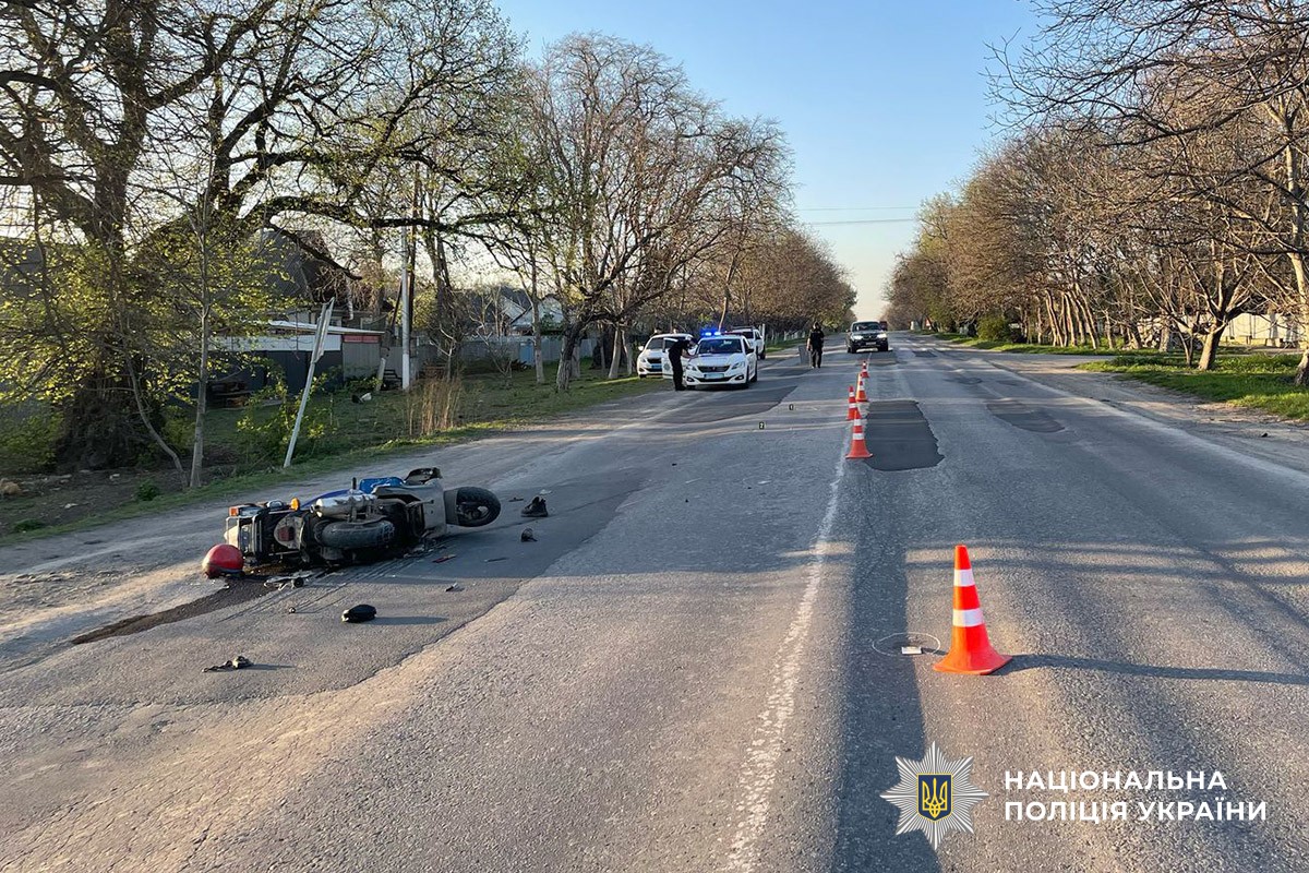 На зображенні може бути: 1 особа, мотоцикл, дорога та текст