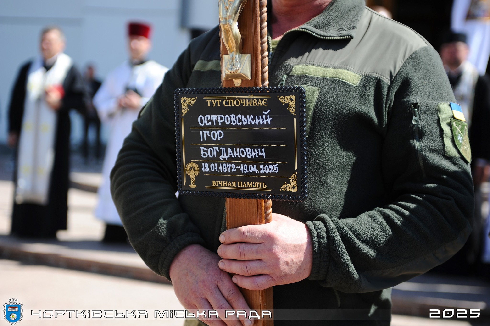 Новини Тернополя - фото з Чортків зустрів Героя Ігоря Островського, який востаннє повернувся додому На зображенні може бути: 3 людини та текст