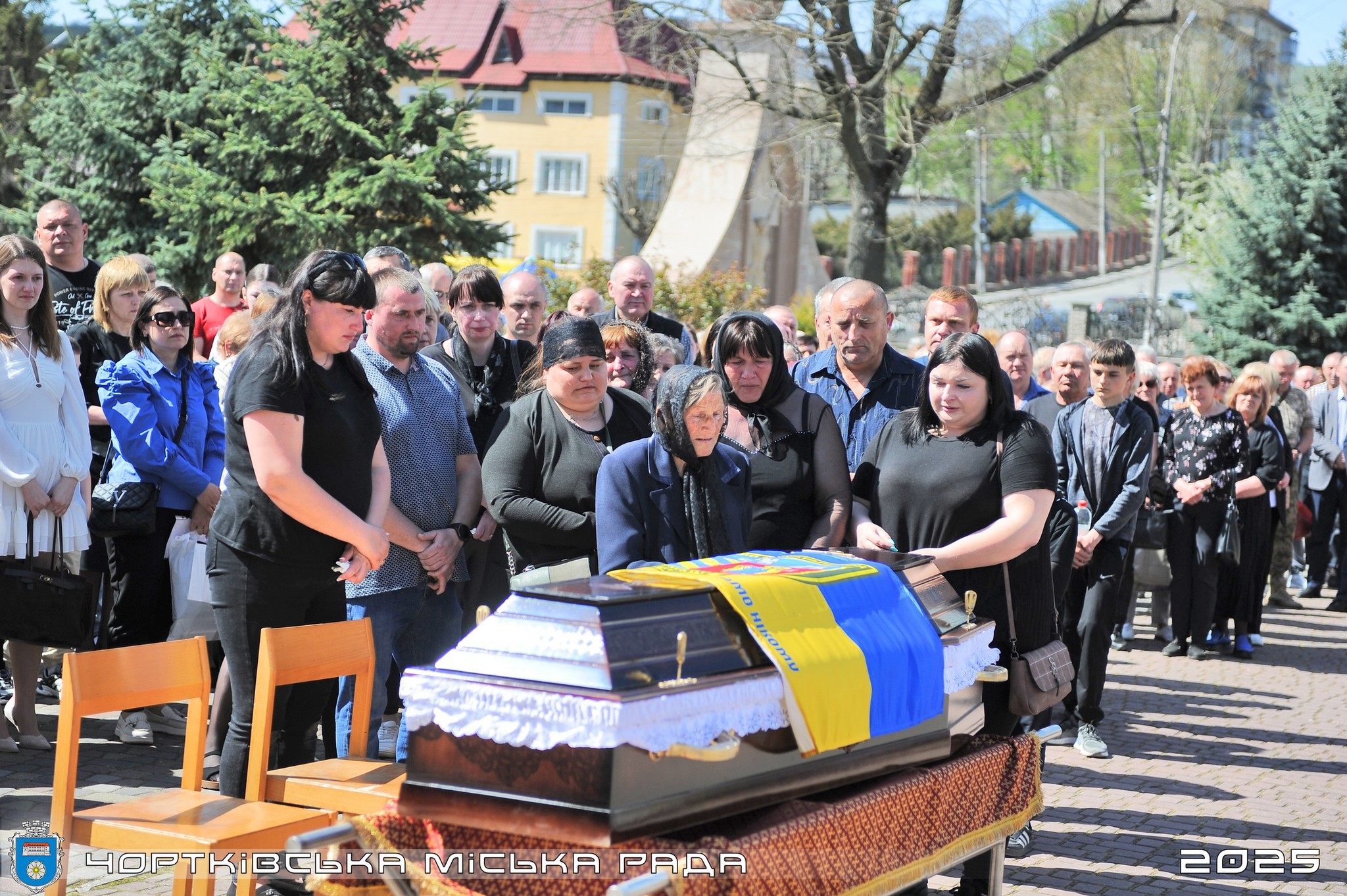 Новини Тернополя - фото з Чортків зустрів Героя Ігоря Островського, який востаннє повернувся додому На зображенні може бути: 10 людей та текст