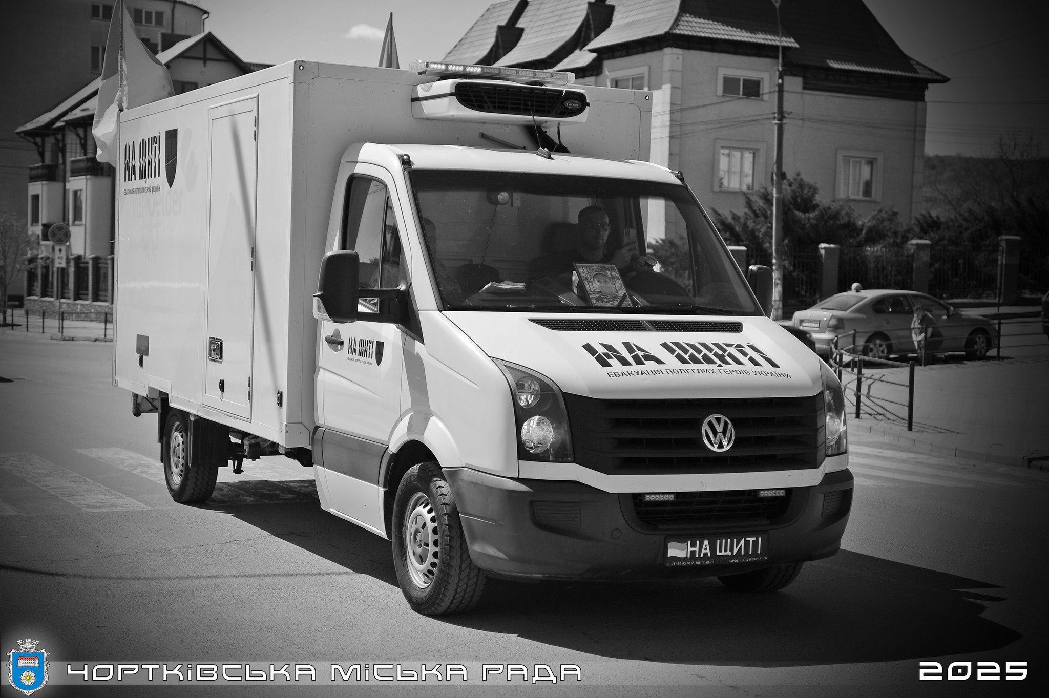 Новини Тернополя - фото з Чортків зустрів Героя Ігоря Островського, який востаннє повернувся додому На зображенні може бути: 1 особа, фургон, швидка допомога та текст