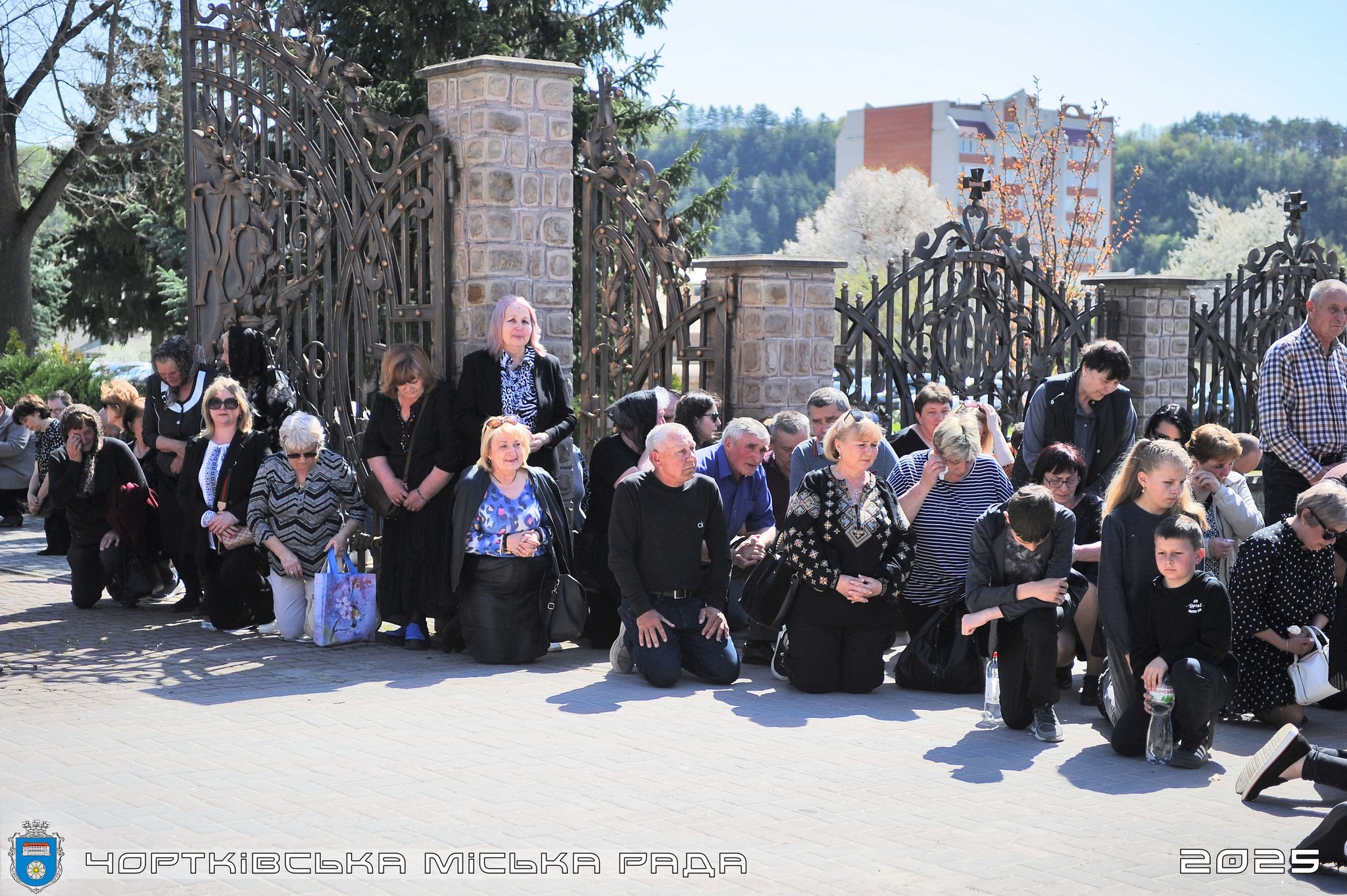 Новини Тернополя - фото з Чортків зустрів Героя Ігоря Островського, який востаннє повернувся додому На зображенні може бути: 16 людей, весілля та текст