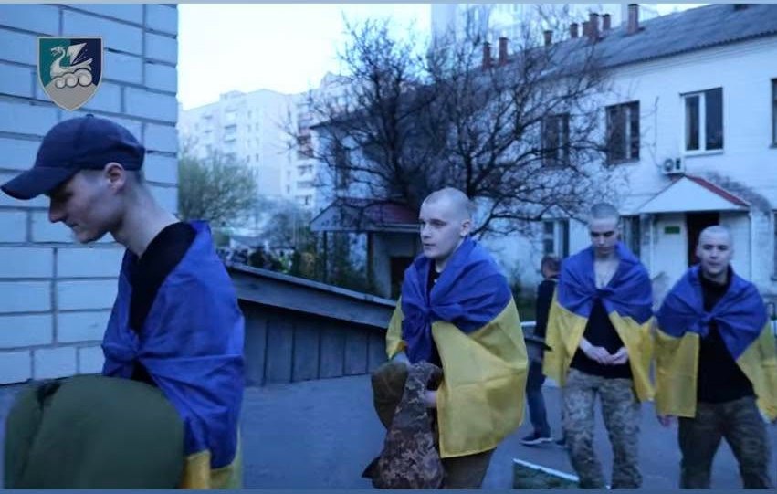 Новини Хмельницького - фото з «Емоцій не передати, я кричала на всю хату»: мама про звільненого з полону 22-річного Дмитра Джуса