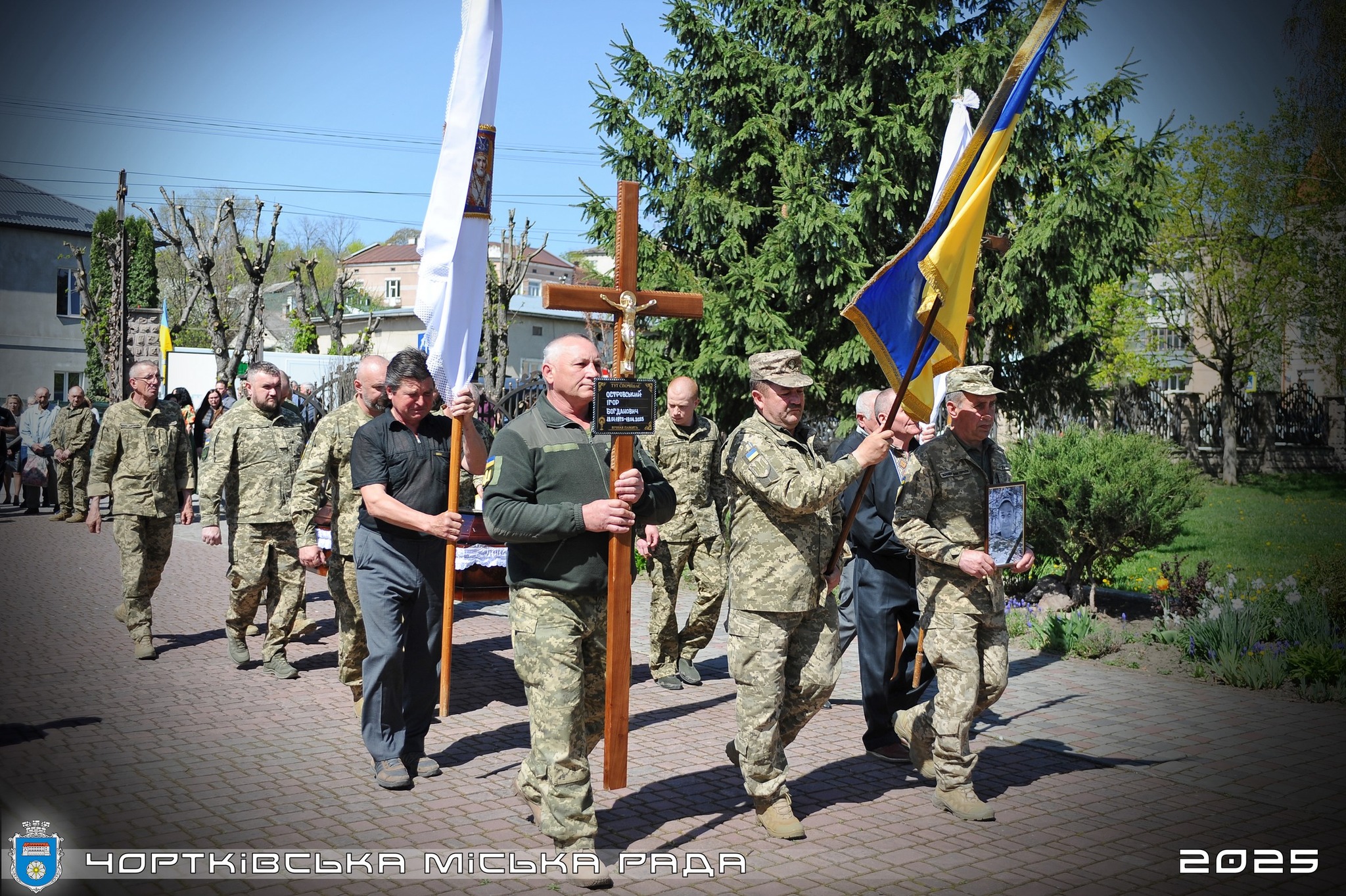 Новини Тернополя - фото з Чортків зустрів Героя Ігоря Островського, який востаннє повернувся додому На зображенні може бути: 10 людей та текст