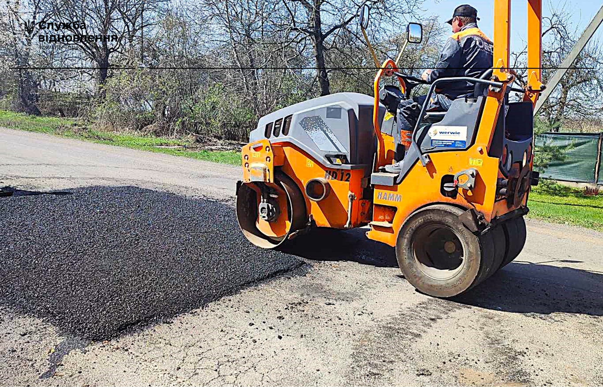 Возможно, это изображение 1 человек и обслуживающее транспортное средство