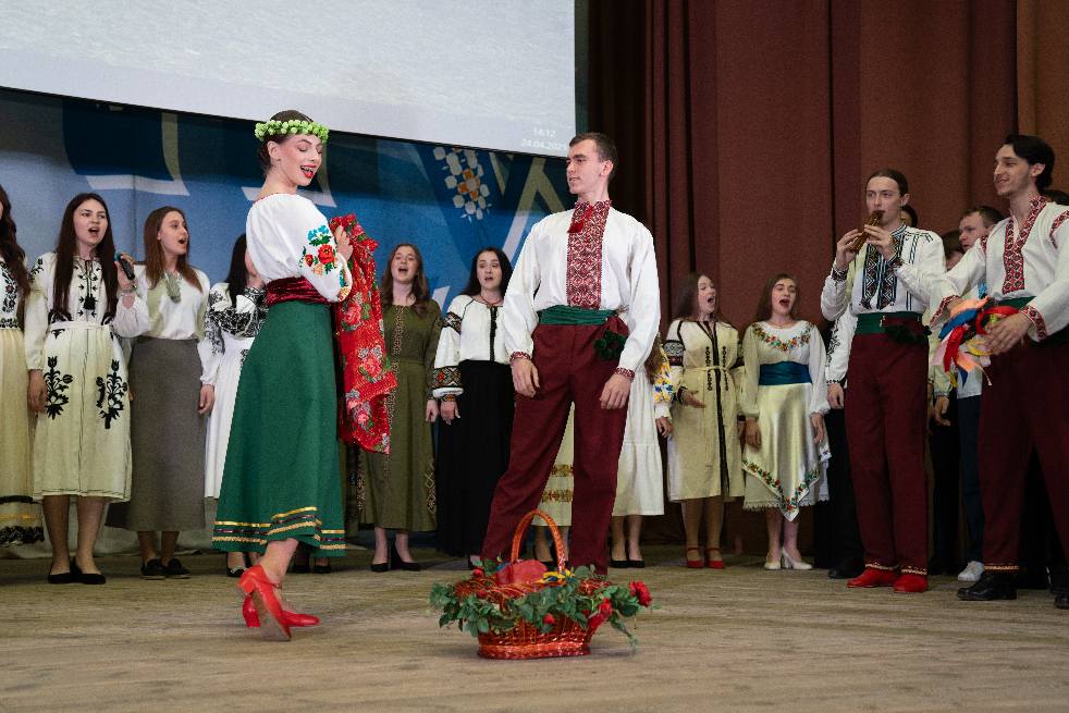 Новини Тернополя - фото з Тернопільський національний педагогічний університет відзначив 85-річчя з дня заснування На зображенні може бути: 11 людей, люди танцюють та дірндль