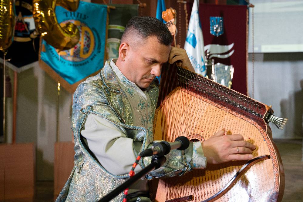 Новини Тернополя - фото з Тернопільський національний педагогічний університет відзначив 85-річчя з дня заснування На зображенні може бути: 1 особа, акордеон та текст