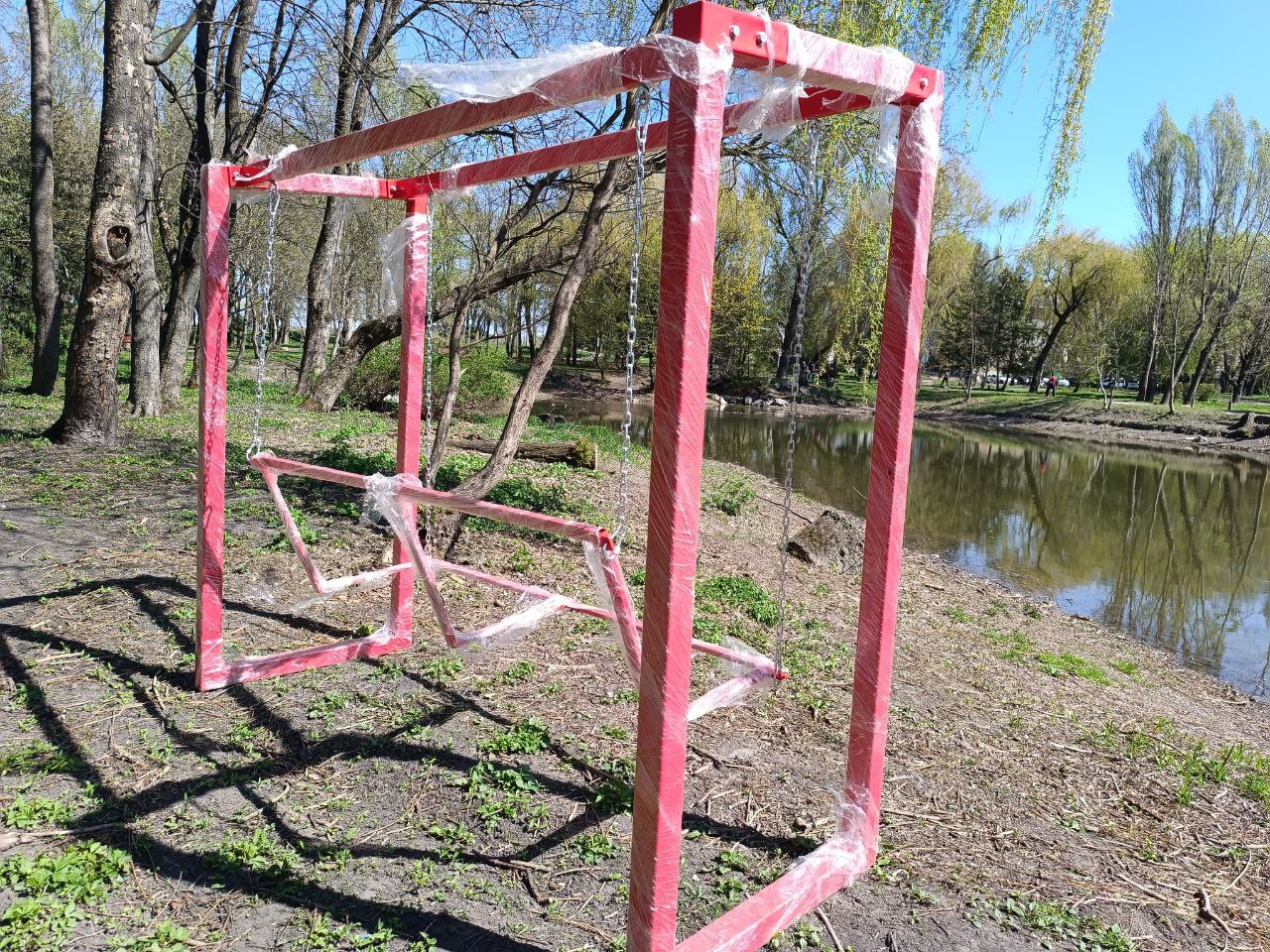 Новини Тернополя - фото з У парку Сопільче встановлюють нові гойдалки