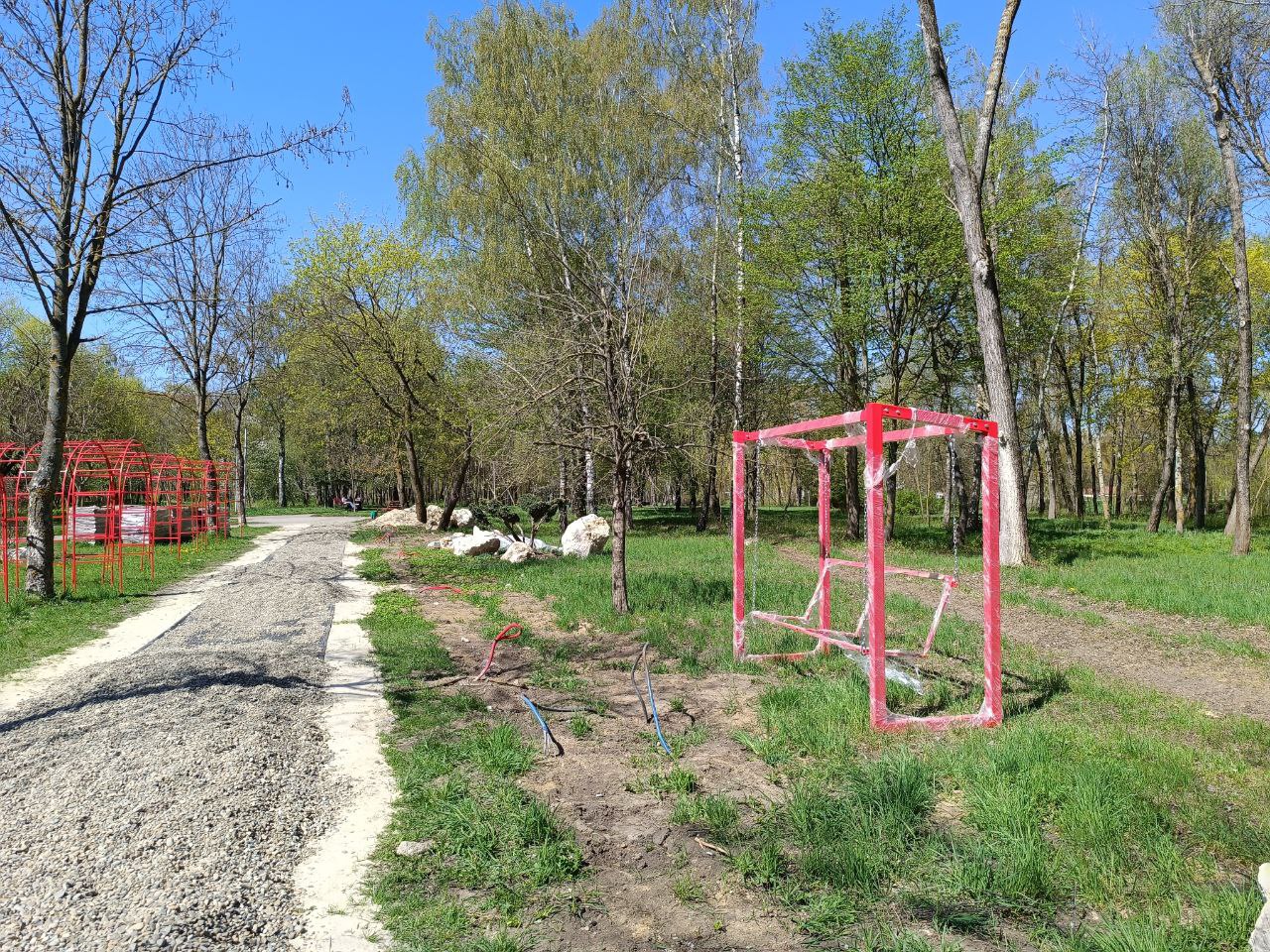 Новини Тернополя - фото з У парку Сопільче встановлюють нові гойдалки