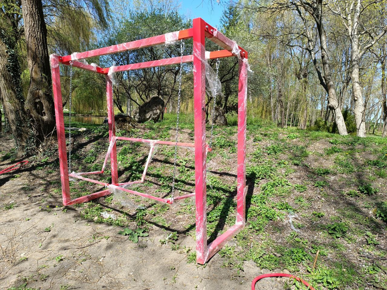 Новини Тернополя - фото з У парку Сопільче встановлюють нові гойдалки