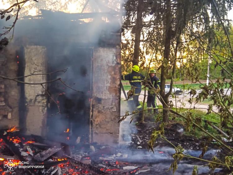 Новини Вінниці - фото з У Вінниці на Малевича згоріли дві автівки, а в Погребищенській громаді через недопалок загинув чоловік