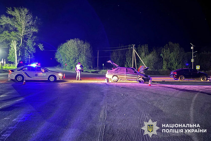 Новини Хмельницького - фото з Дві ДТП з постраждалими сталися біля Хмельницького На зображенні може бути: 2 людини, швидка допомога, дорога, ніч та текст «5生8登 ፍርዎም НАЦОНАЛЬНА ПОЛИЦИЯ УКРАЙНИ»