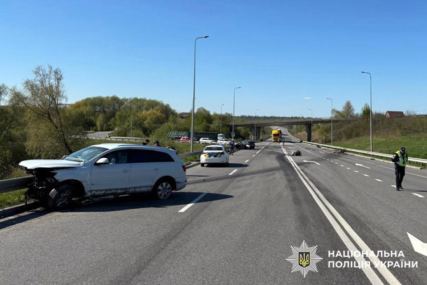 Новини Хмельницького - фото з Дві ДТП з постраждалими сталися біля Хмельницького На зображенні може бути: 1 особа, автомобіль, дорога та текст «НАЦОН НАЦАОНАЛЬНА НАЦ ЛЬНА ПОЛИЦИЯ ПОЛИЦЯУКРАЙНИ КРАΪНИ»