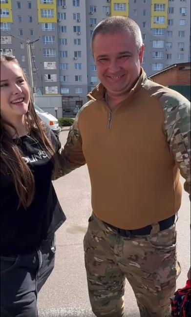 Новини Вінниці - фото з Командир штурмового полку поліції Руслан Гурняк отримав від вінницьких волонтерок розмальований тубус