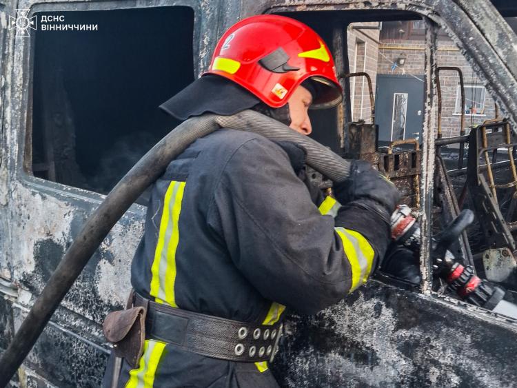 Новини Вінниці - фото з У Вінниці на Малевича згоріли дві автівки, а в Погребищенській громаді через недопалок загинув чоловік