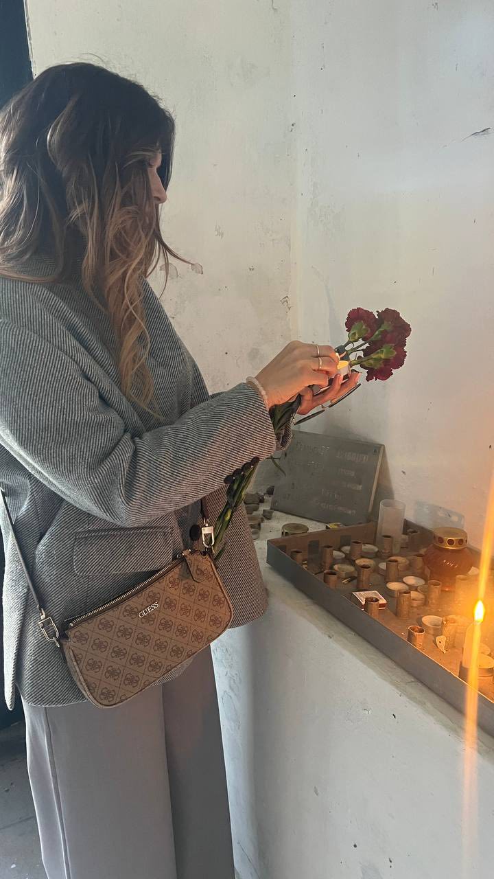 На зображенні може бути: 1 особа та квітка