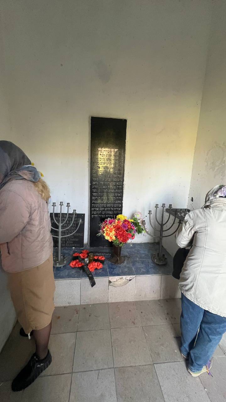 На зображенні може бути: 2 людини та пам’ятник