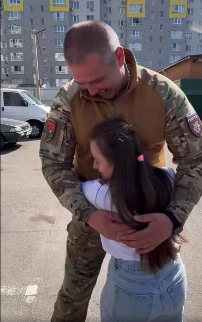 Новини Вінниці - фото з Командир штурмового полку поліції Руслан Гурняк отримав від вінницьких волонтерок розмальований тубус