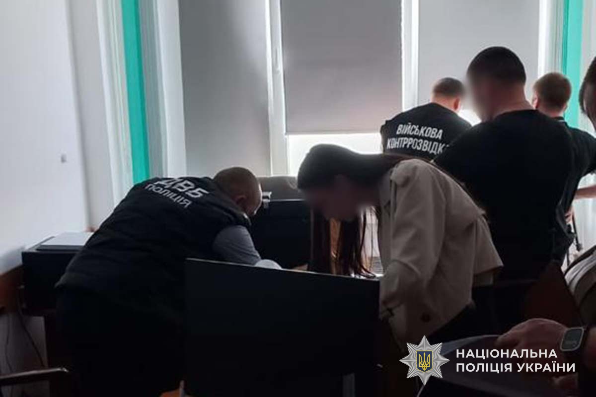 Новини Тернополя - фото з Робота в університеті та відстрочка: освітянина затримали за підозрою у схемі з призовниками працевлаштовував за гроші чоловіків призовного віку: тернопільські поліцейські затримали посадовця закладу вищої освіти