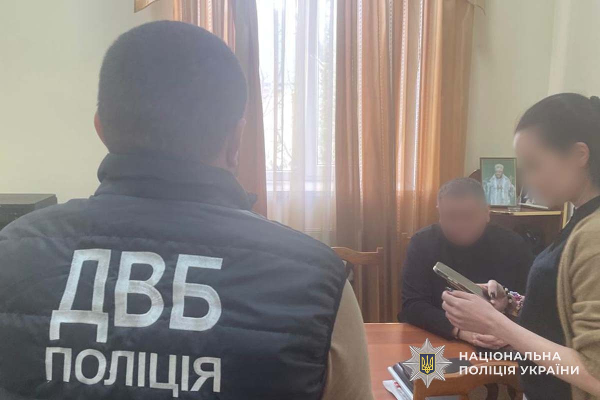 Новини Тернополя - фото з Робота в університеті та відстрочка: освітянина затримали за підозрою у схемі з призовниками працевлаштовував за гроші чоловіків призовного віку: тернопільські поліцейські затримали посадовця закладу вищої освіти