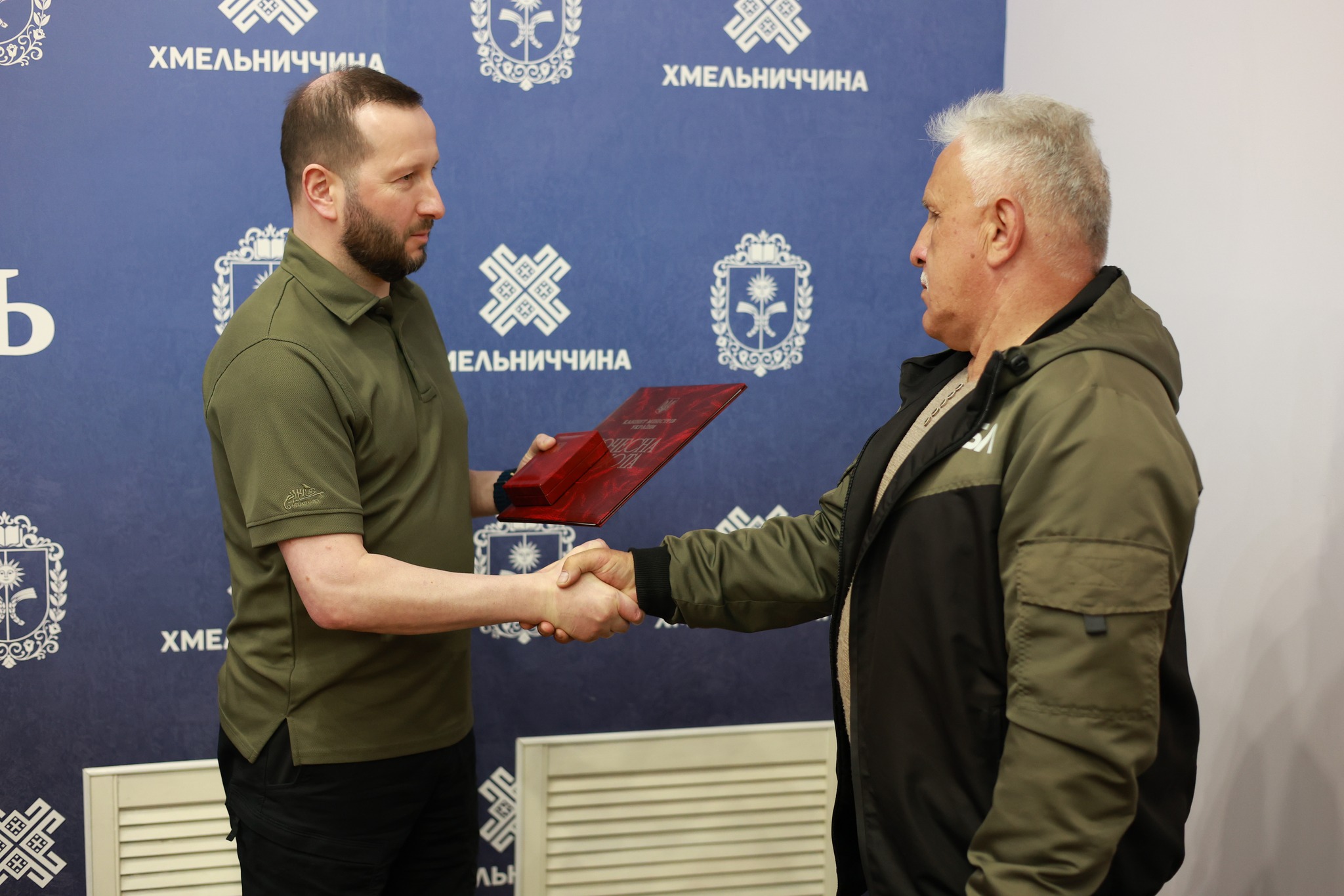 Новини Хмельницького - фото з Чотирьох мешканців  Хмельниччини за заслуги відзначили грамотами та званнями