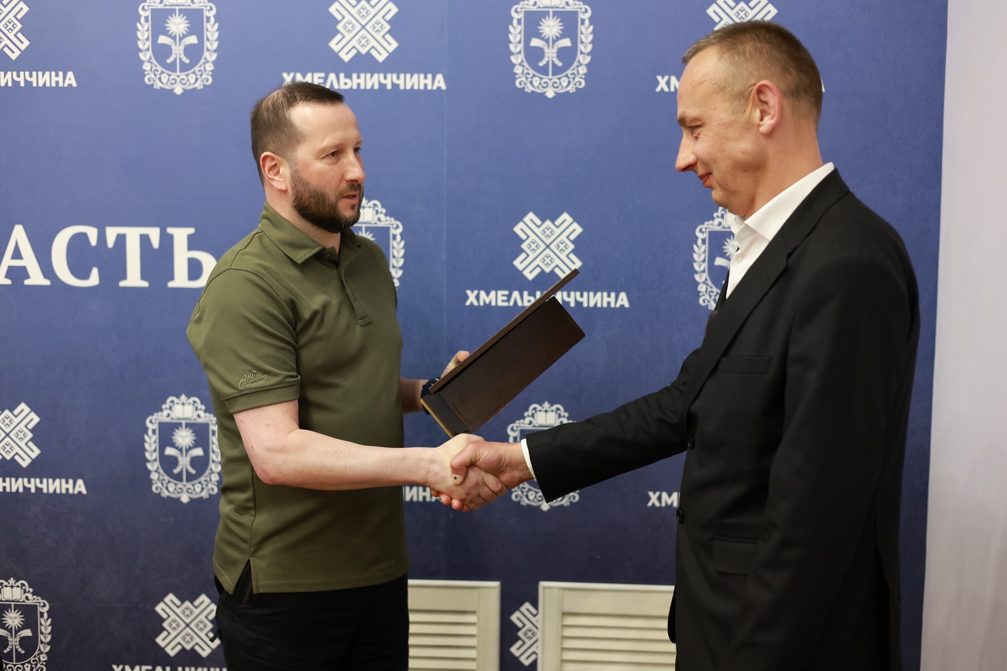 Новини Хмельницького - фото з Чотирьох мешканців  Хмельниччини за заслуги відзначили грамотами та званнями