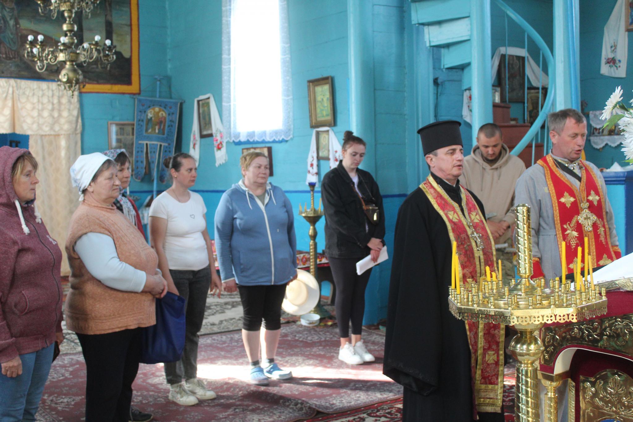 Новини Козятина - фото з Батюшка УПЦ передав ключі поліції і громада ПЦУ зайшла до храму