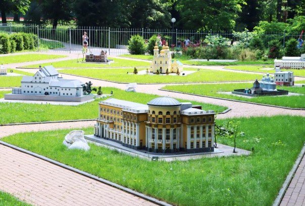 Новини Вінниці - фото з У центральному парку запрацювали атракціони. Яка вартість квитків?