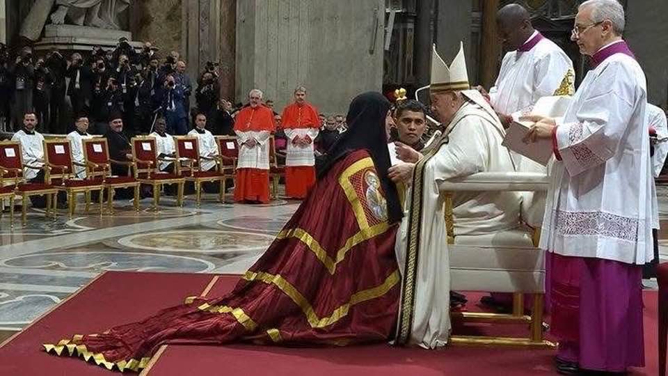 Новини Тернополя - фото з Молодий кардинал з Тернополя Микола Бичок прокоментував свою ймовірність стати новим Папою На зображенні може бути: 3 людини та текст