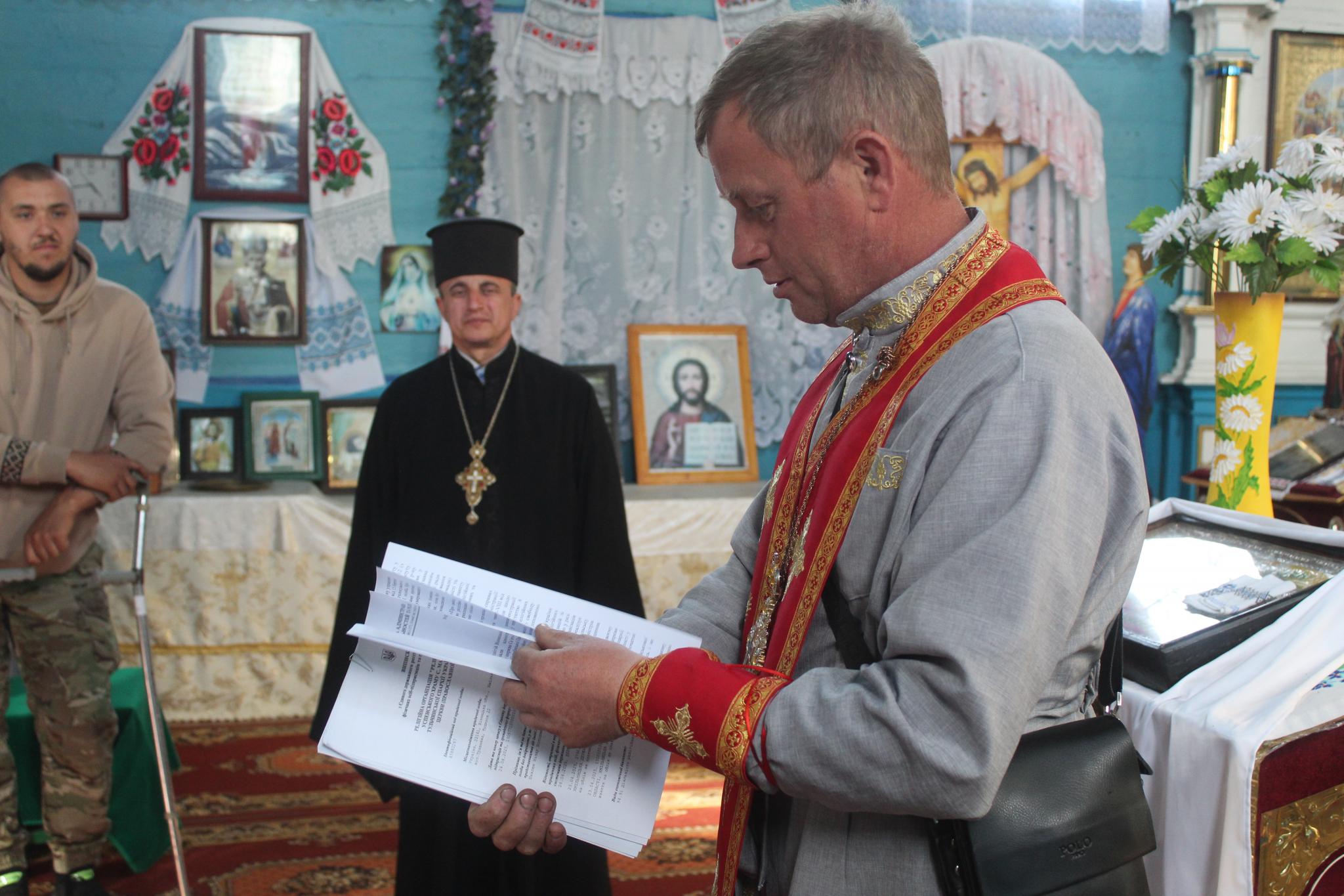 Новини Козятина - фото з Батюшка УПЦ передав ключі поліції і громада ПЦУ зайшла до храму