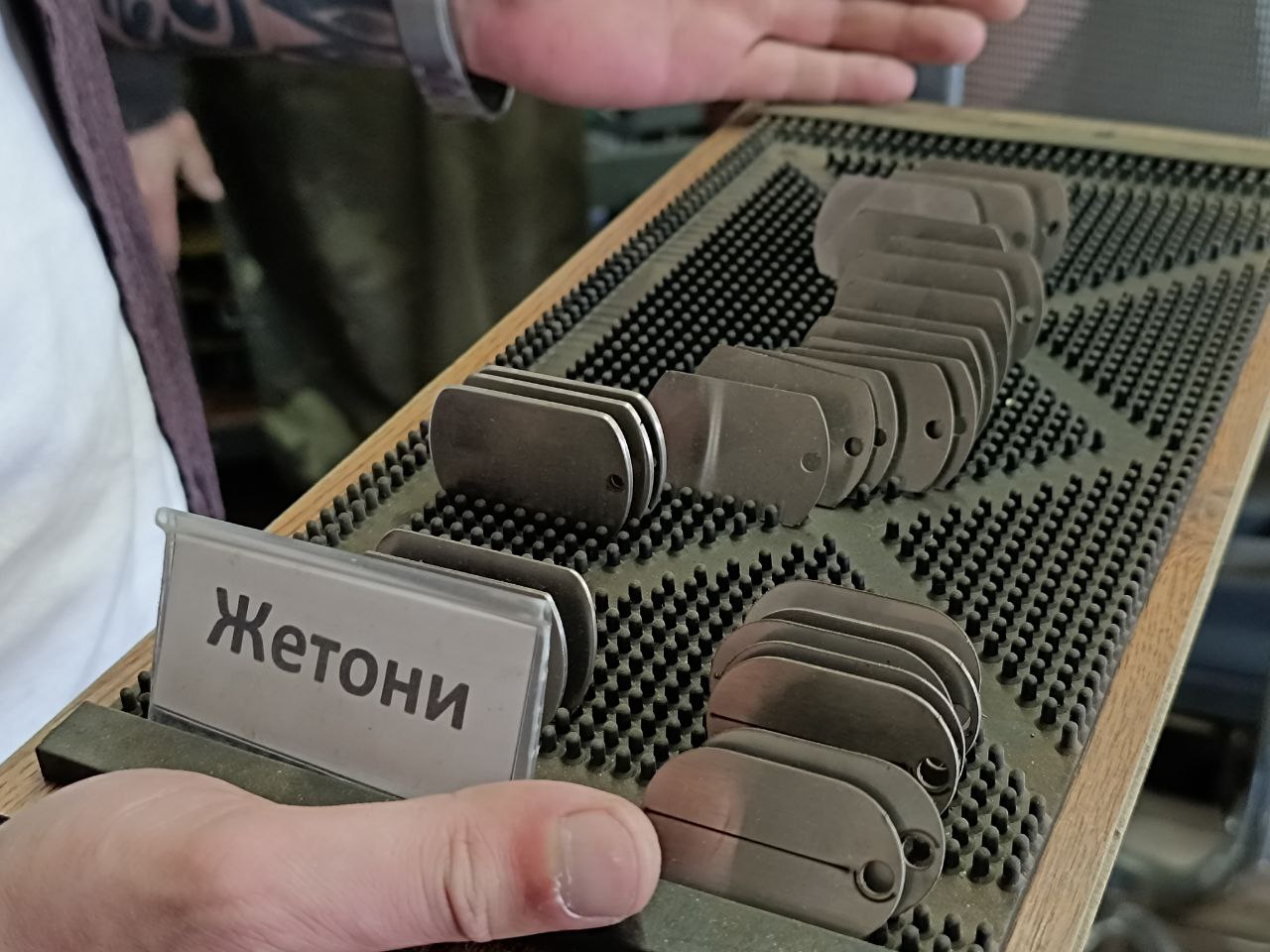 Новини Вінниці - фото з «Я вже не думав про заробіток»: як майстер створює лоти для зборів і пам’ятку для військових