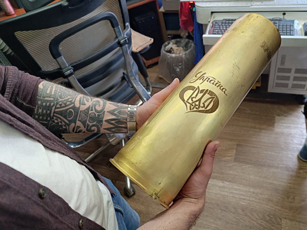 Новини Вінниці - фото з «Я вже не думав про заробіток»: як майстер створює лоти для зборів і пам’ятку для військових