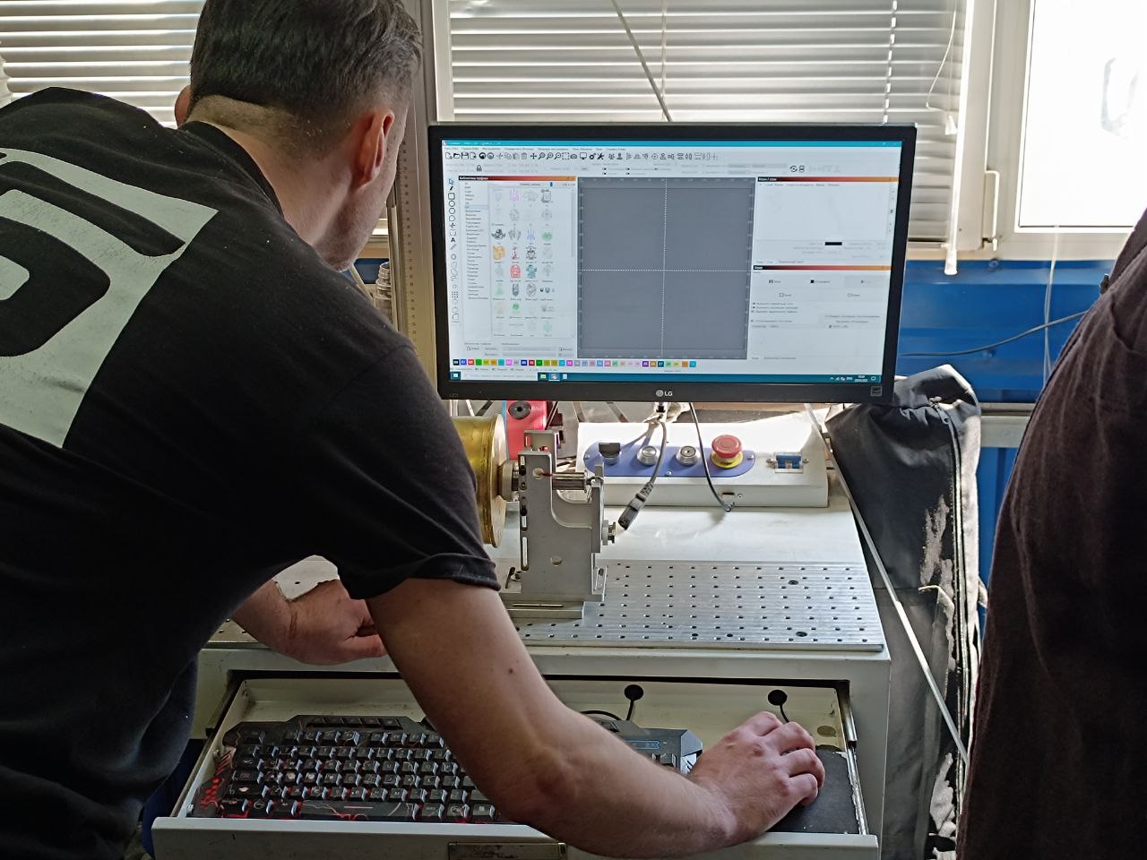 Новини Вінниці - фото з «Я вже не думав про заробіток»: як майстер створює лоти для зборів і пам’ятку для військових