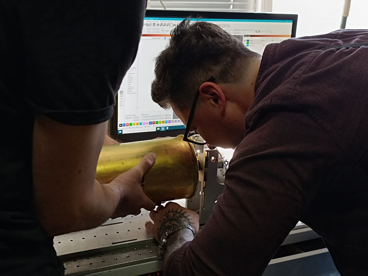 Новини Вінниці - фото з «Я вже не думав про заробіток»: як майстер створює лоти для зборів і пам’ятку для військових