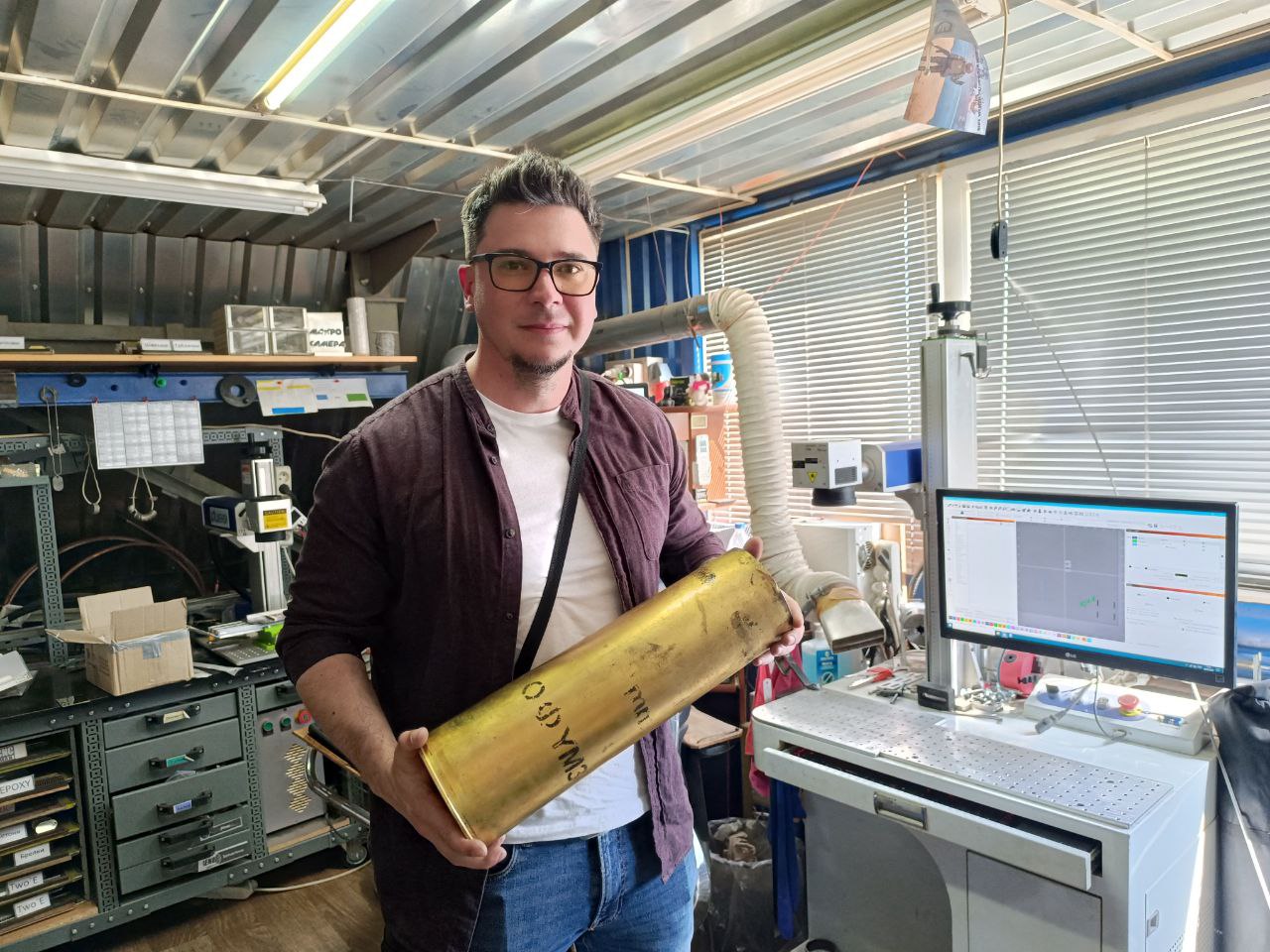 Новини Вінниці - фото з «Я вже не думав про заробіток»: як майстер створює лоти для зборів і пам’ятку для військових