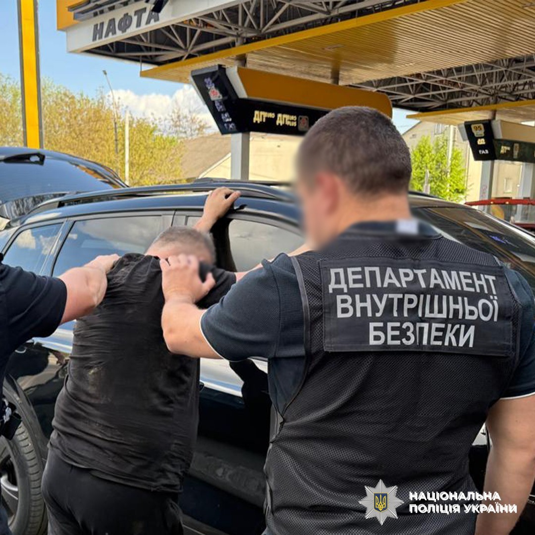 Затримали чоловіка, який за 10 тисяч доларів обіцяв військовому посприяти у звільненні зі служби