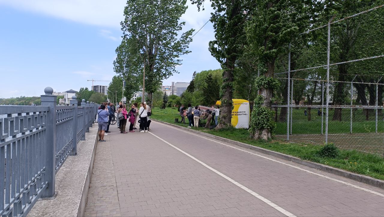 Новини Тернополя - фото з Проти забудови спортивних зон збирали підписи у парку Шевченка