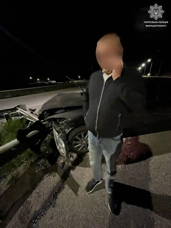 Новини Вінниці - фото з Водій Mazda в стані алкогольного сп’яніння влетів в огородження на трасі
