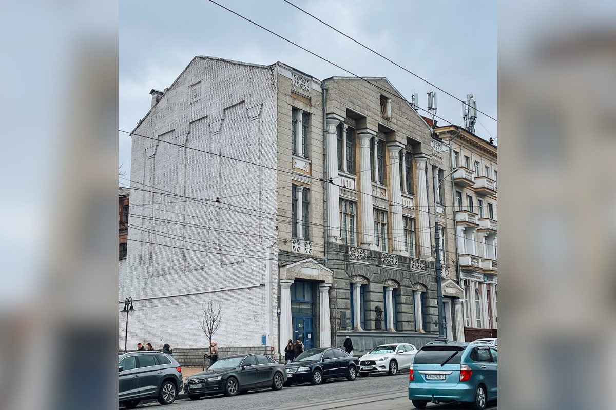 Новини Вінниці - фото з Прострілене дзеркало та рояль у Білій залі. Що приховує історія вінницької Думи?