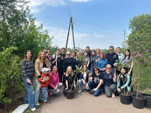 Новини Житомира - фото з Бузкова алея вдячності на Замковій горі поповнилася новими саджанцями