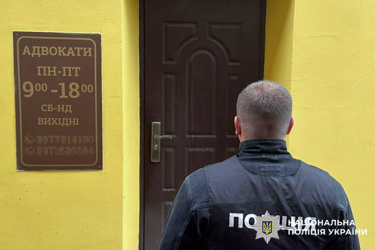 Новини Хмельницького - фото з На Хмельниччині затримали адвокатку – допомагала чоловікам виїжджати за кордон